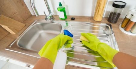 تنظيف و تعقيم المنازل بأدوات صحية